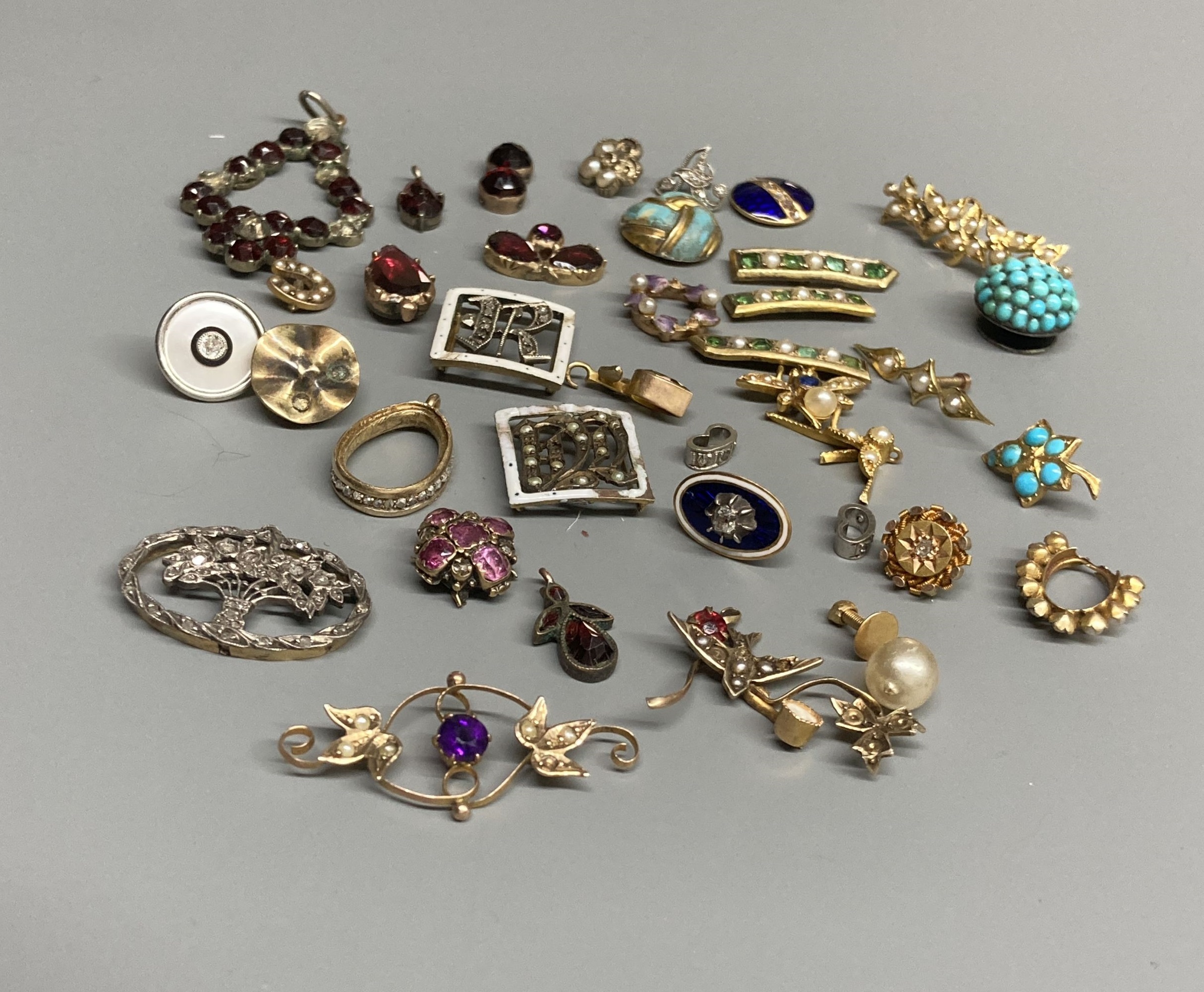 A small quantity of 19th century and later jewellery, including a rose cut diamond set mount, enamel and diamond set initial clasp and other gem set items.